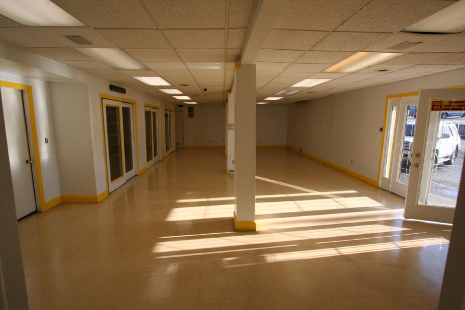 MINI MARKET RETAIL SPACE FOR RENT / SALE NEAR PITTSBURGH INTERNATIONAL AIRPORT