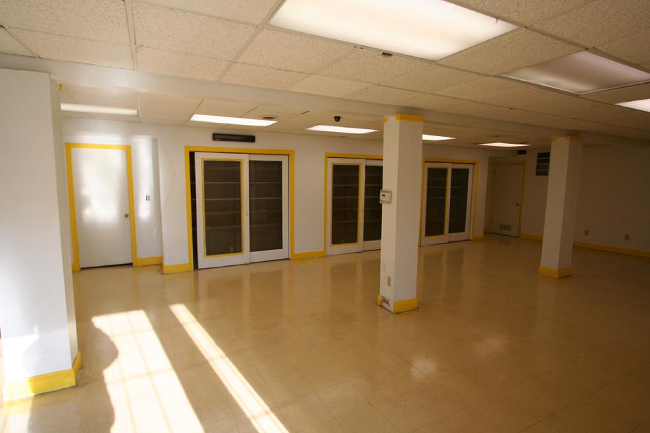 RETAIL BUILDING WITH APARTMENTS ABOVE FOR SALE HOPEWELL TWP PA