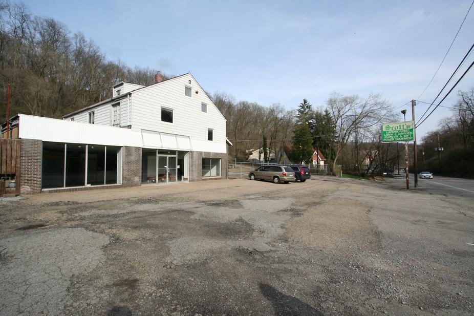 COMMERCIAL RETAIL BUILDING WITH 2.5 ACRES AND OVER 9,000 SF RETAIL / OFFICE SPACE IN CHURCHILL PA